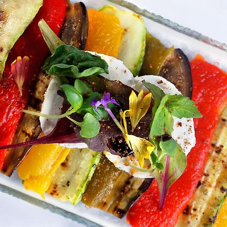 Sun City Hotel - The Gabriel Kairo Eksteriør billede A grilled vegetable salad